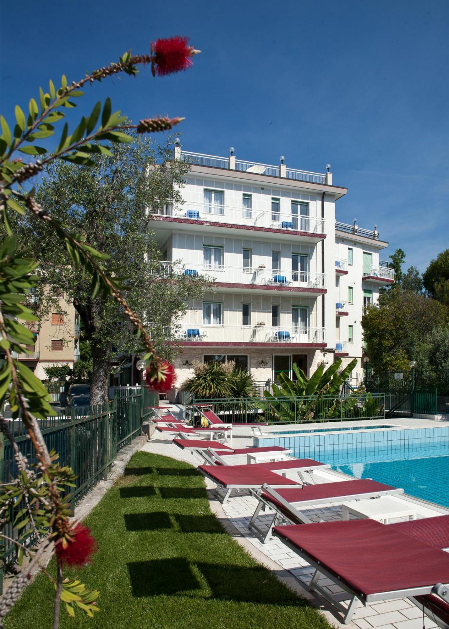 Hotel Garden Alassio Bagian luar foto